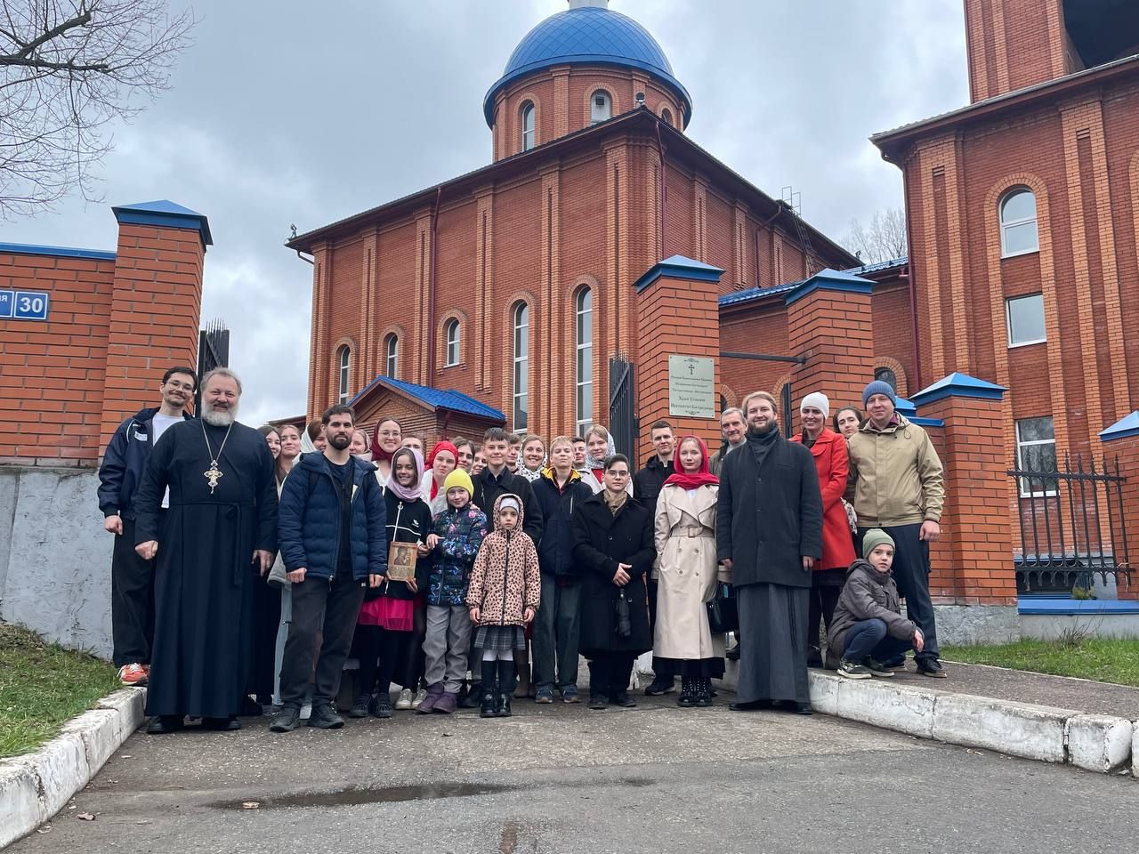 Православная молодёжь Казани побывала на экскурсии в иконописной мастерской Успенского храма