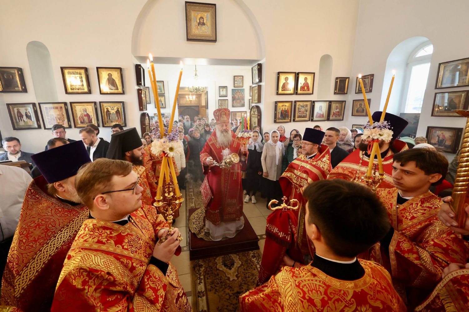 В день Радоницы митрополит Кирилл совершил Литургию в Троицком храме казанского посёлка Отары