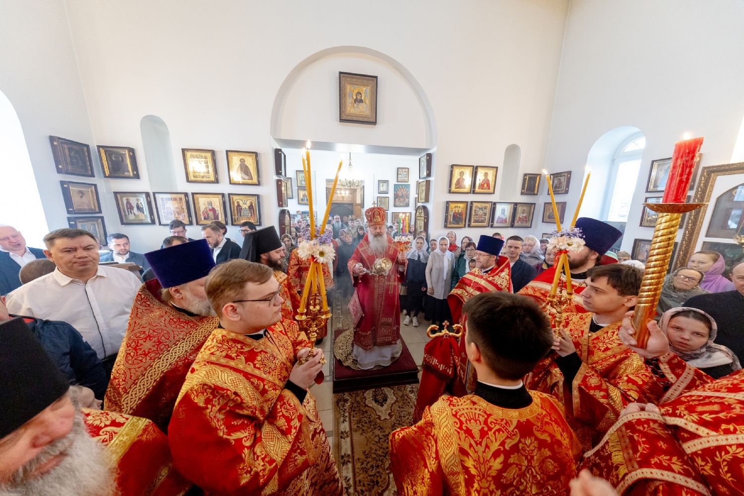 В день Радоницы митрополит Кирилл совершил Литургию в Троицком храме казанского посёлка Отары