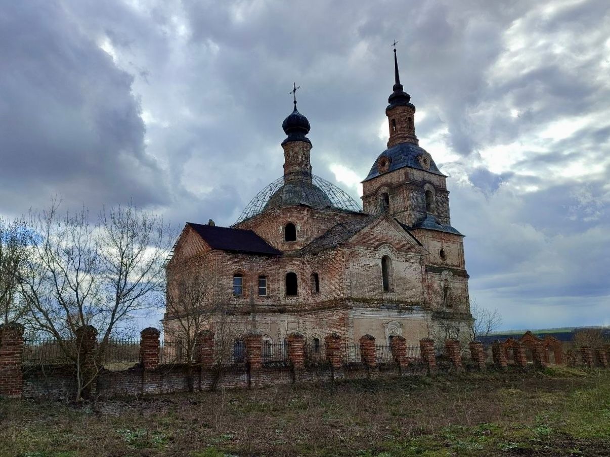 Группа добровольцев восстанавливает старинный Троицкий храм в селе Ямбухтино