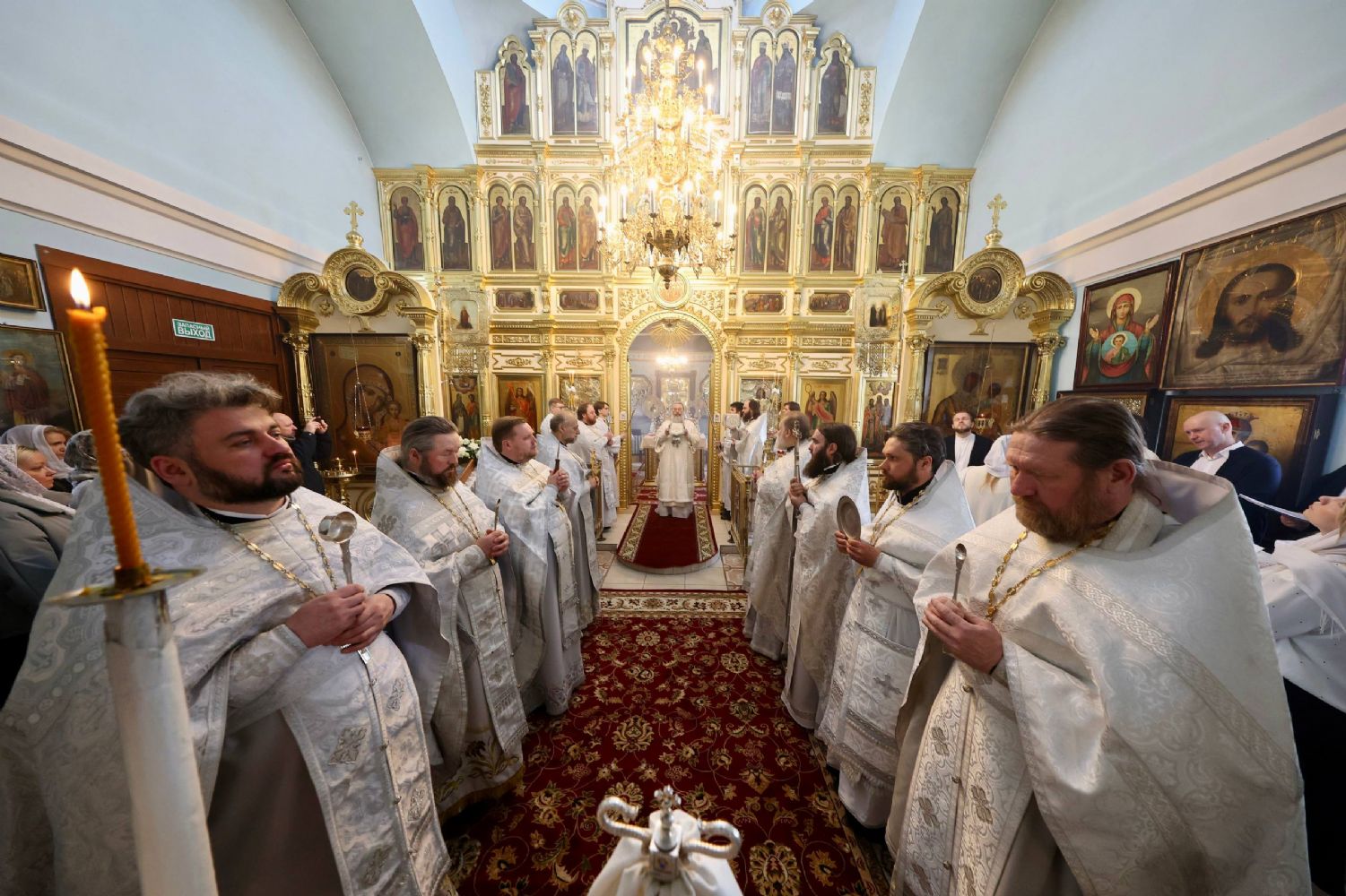 В Лазареву субботу митрополит Кирилл совершил Литургию в Казанско-Богородицком храме посёлка Царицыно