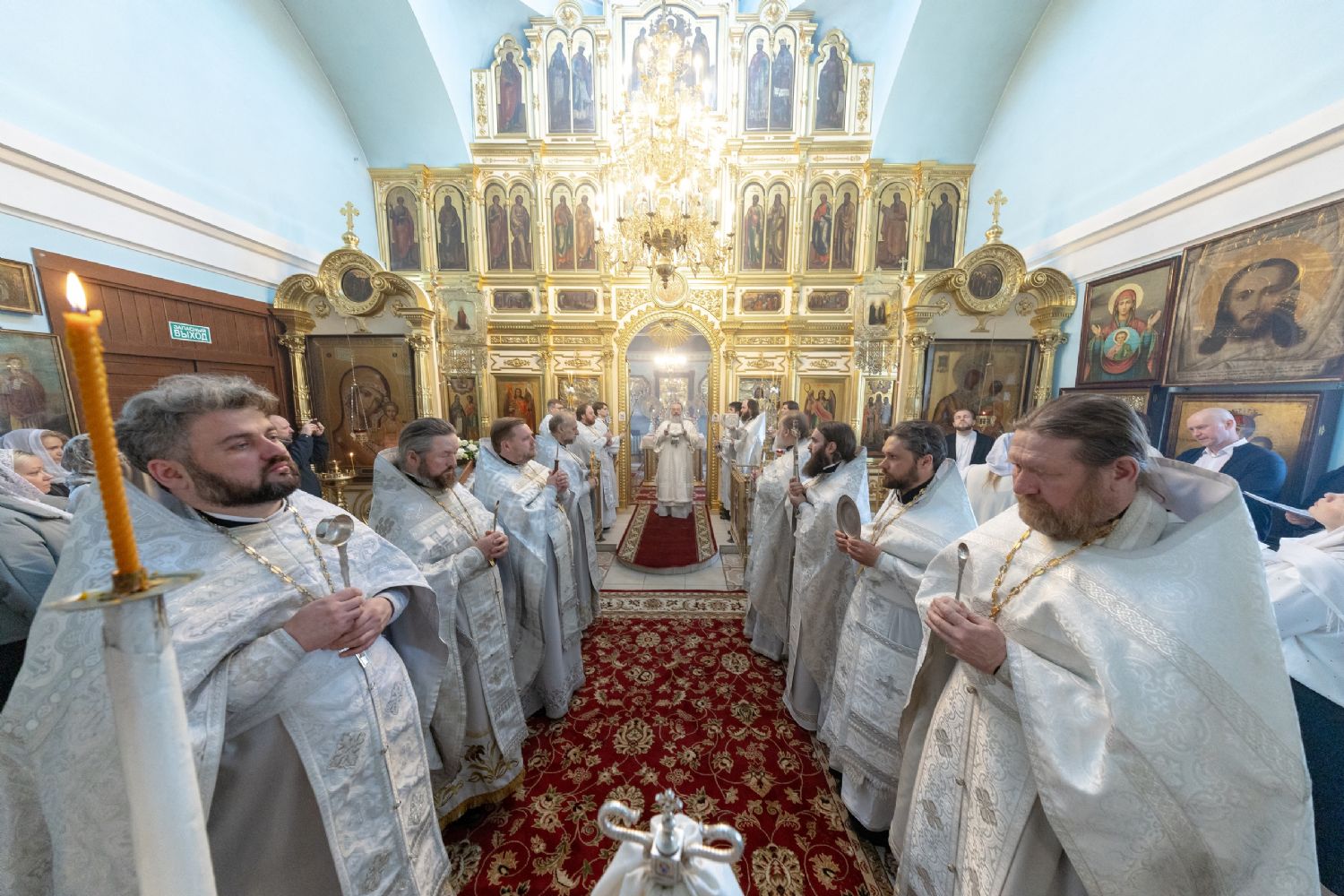 В Лазареву субботу митрополит Кирилл совершил Литургию в Казанско-Богородицком храме посёлка Царицыно