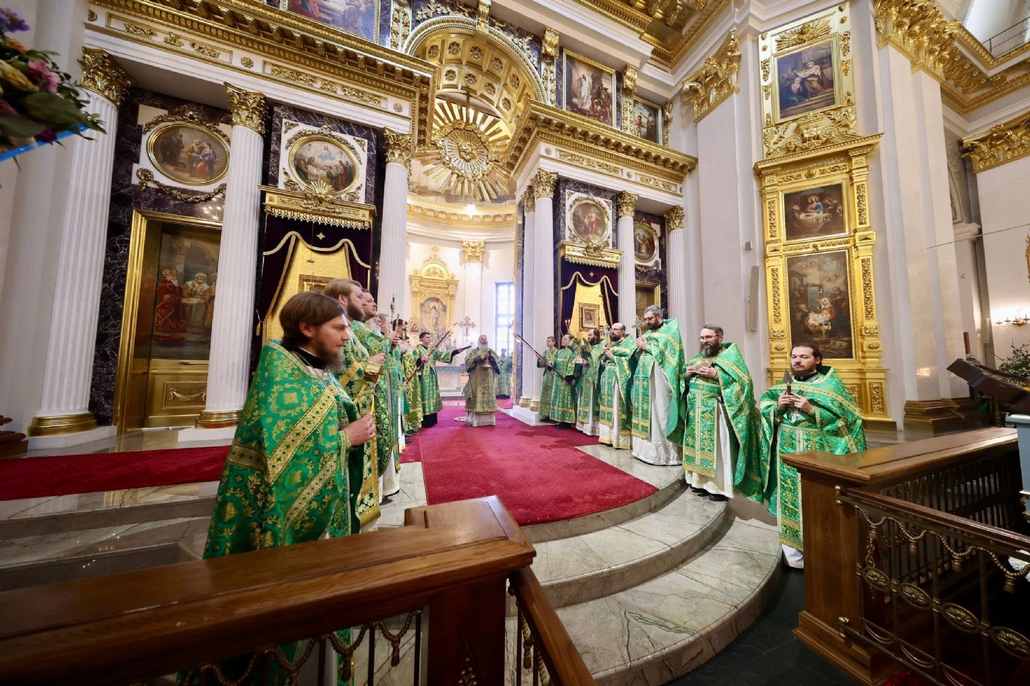 В праздник Входа Господня в Иерусалим митрополит Кирилл совершил Литургию в Казанском кафедральном соборе