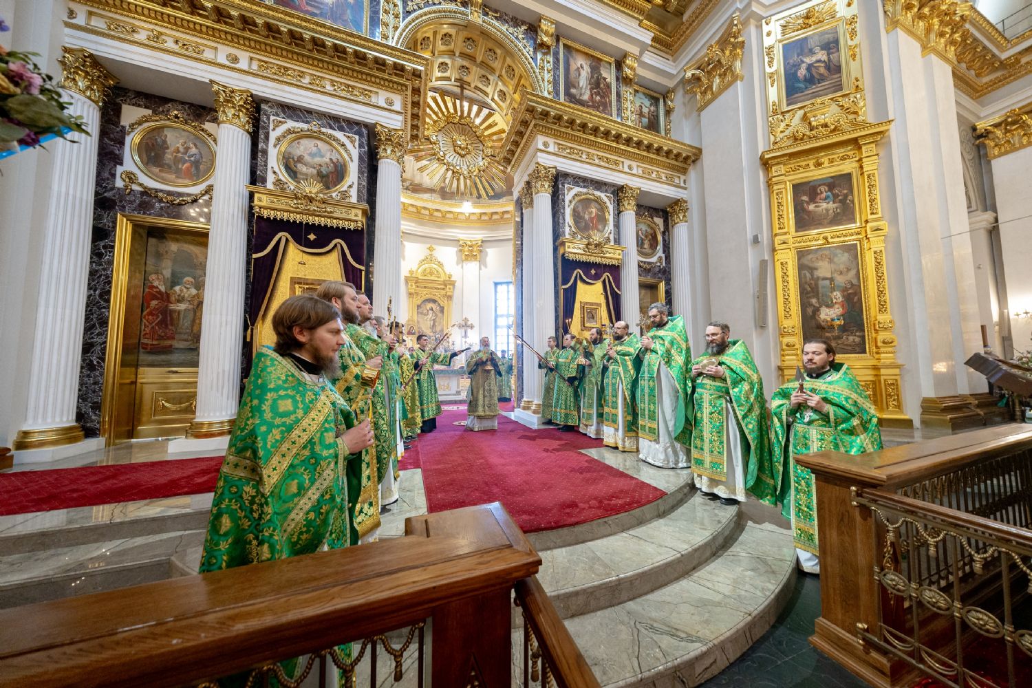 В праздник Входа Господня в Иерусалим митрополит Кирилл совершил Литургию в Казанском кафедральном соборе