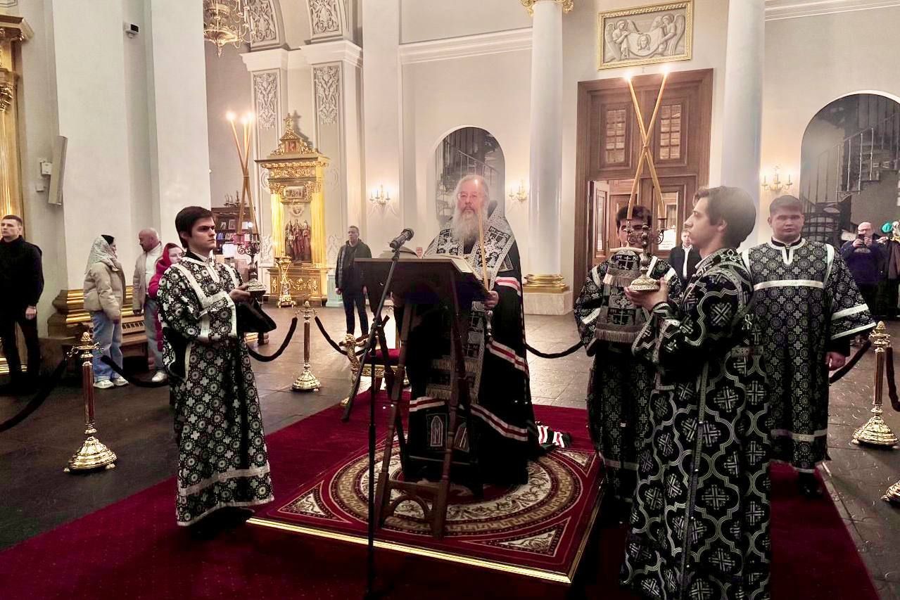 В канун Великой Среды митрополит Кирилл совершил вечернее богослужение в Казанском соборе