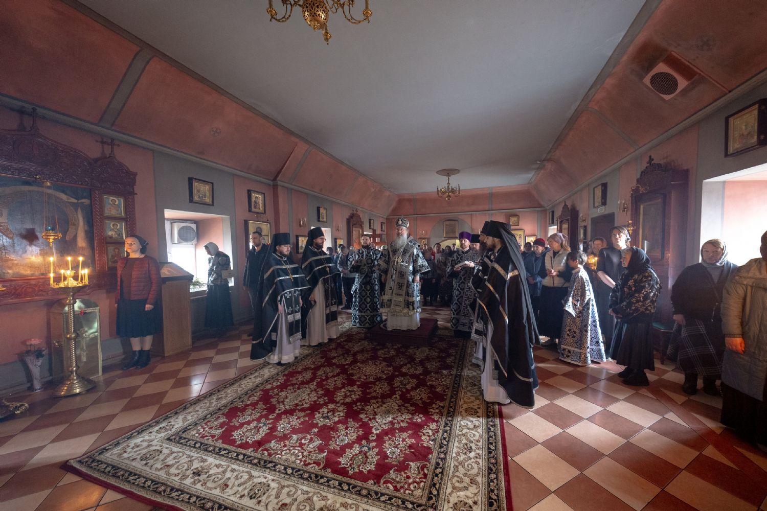 В Великую Среду митрополит Кирилл совершил Литургию Преждеосвящённых Даров во Введенском Кизическом монастыре