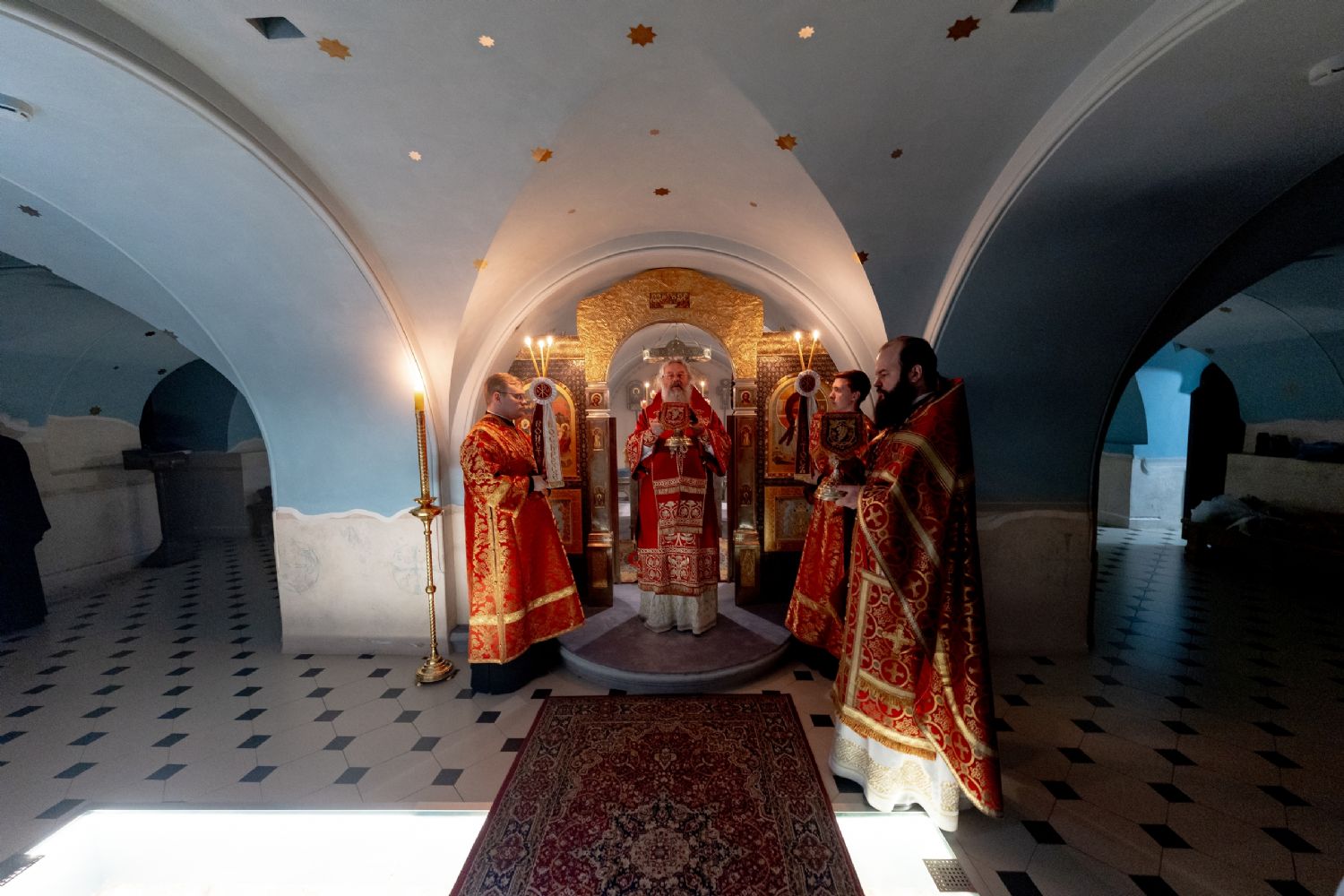 В день памяти благоверных князей Бориса и Глеба митрополит Кирилл совершил Литургию в Пещерном храме Казанского собора