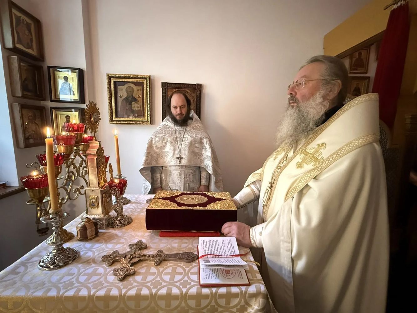 В Троицкую родительскую субботу митрополит Кирилл совершил Литургию в крестовом храме архиерейской резиденции