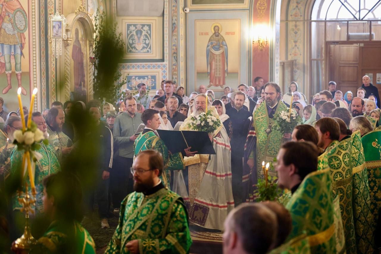 В канун Дня Святого Духа митрополит Кирилл и епископ Мефодий совершили утреню в Казанском соборе города Альметьевска
