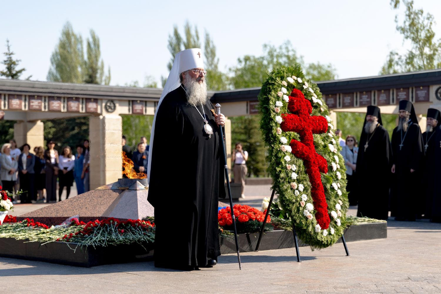 Митрополит Кирилл и духовенство Казанской епархии возложили венки к мемориалу героям Великой Отечественной войны в Парке Победы города Казани