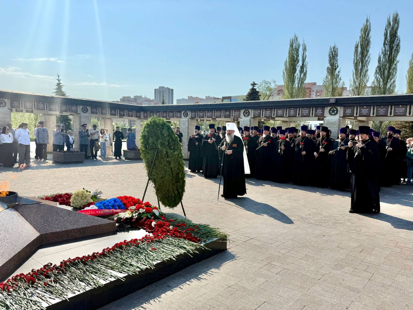 Митрополит Кирилл и духовенство Казанской епархии возложили венки к мемориалу героям Великой Отечественной войны в Парке Победы города Казани