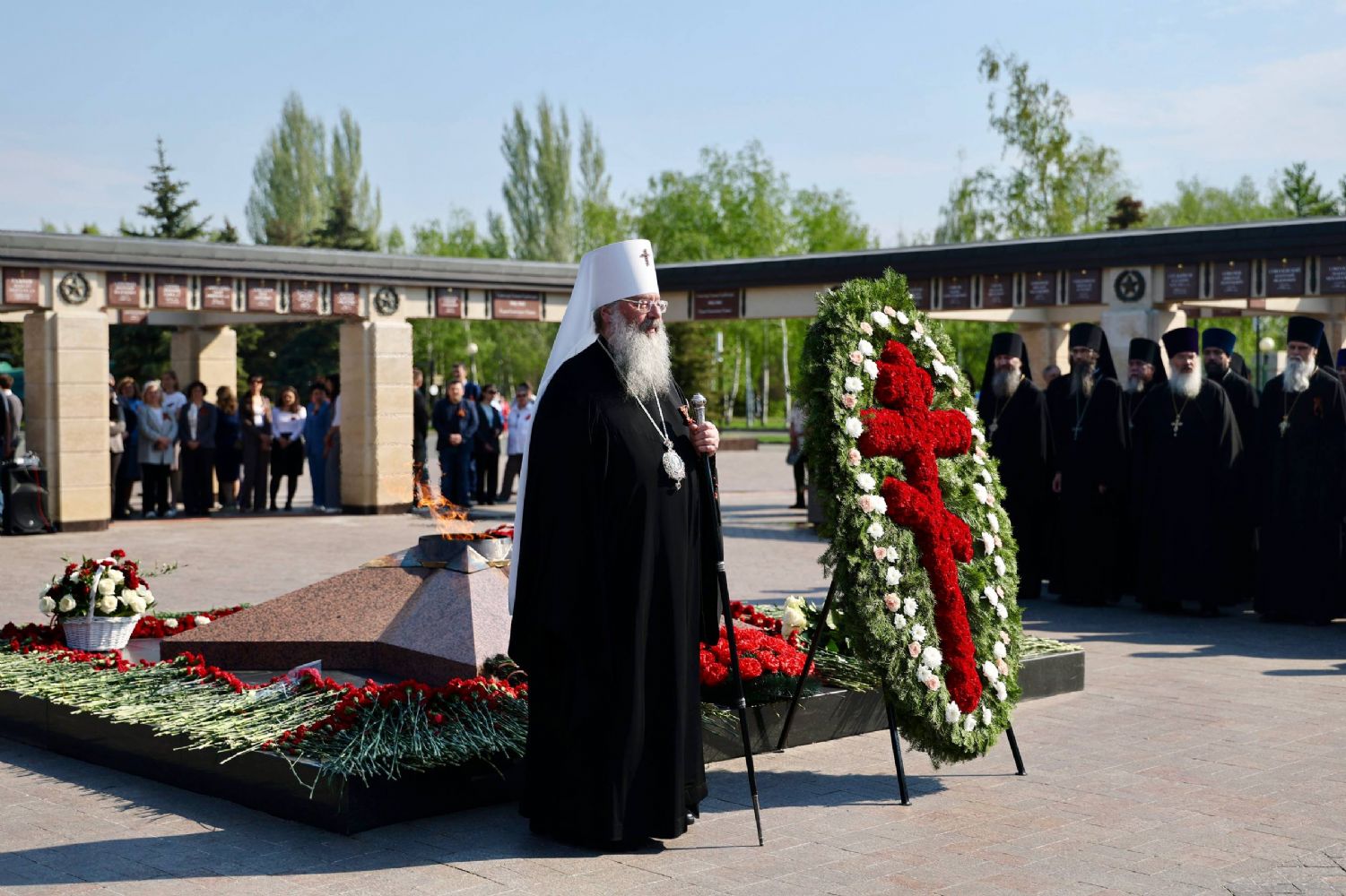 Митрополит Кирилл и духовенство Казанской епархии возложили венки к мемориалу героям Великой Отечественной войны в Парке Победы города Казани