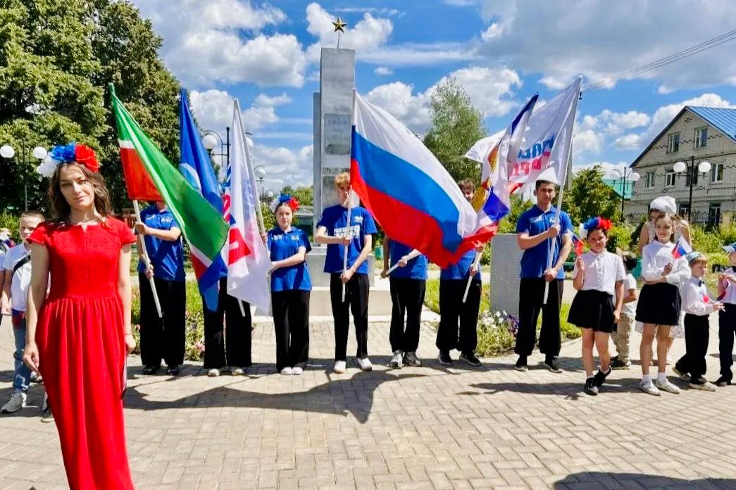 В Зеленодольске у Петропавловского храма отметили День России духовно-просветительской встречей