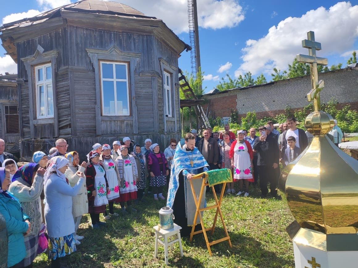 На возрождающийся храм Архистратига Михаила в селе Ковали установлены купол и крест