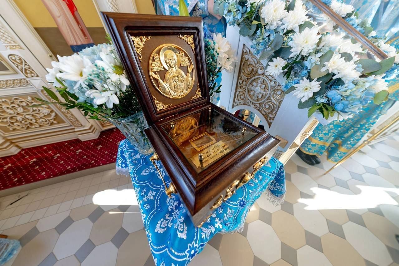 Во Владимирском храме в деревне Старые Бирюли для молитвенного поклонения выставлен ковчег с частицей Ризы Богородицы
