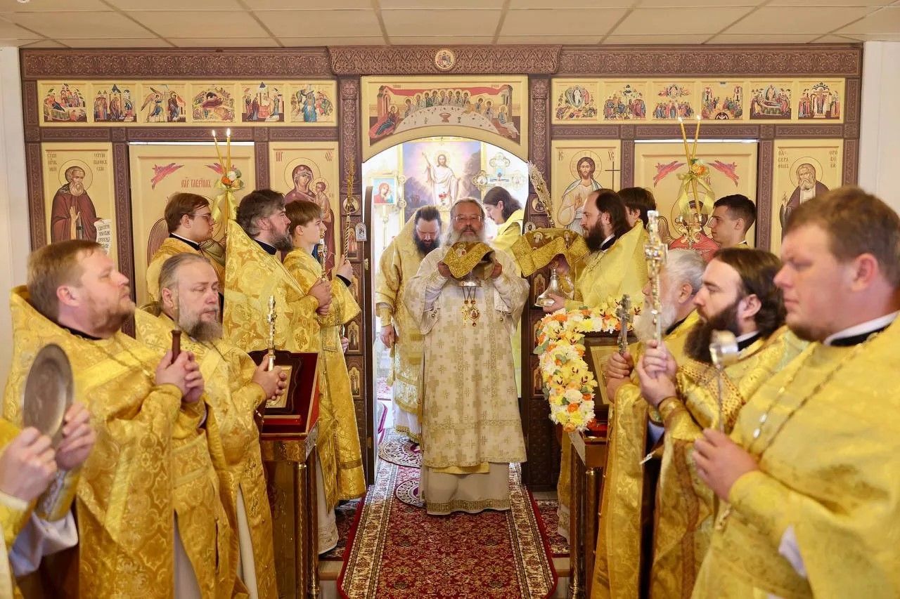 В Неделю 7-ю по Пятидесятнице митрополит Кирилл и епископ Гавриил совершили Литургию в Воскресенском храме города Набережные Челны