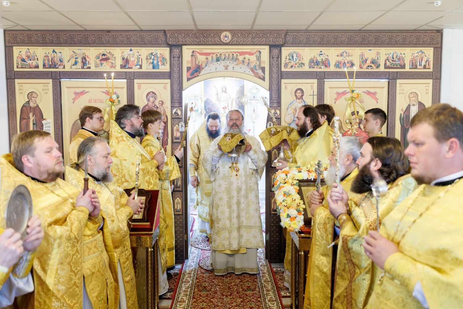 В Неделю 7-ю по Пятидесятнице митрополит Кирилл и епископ Гавриил совершили Литургию в Воскресенском храме города Набережные Челны