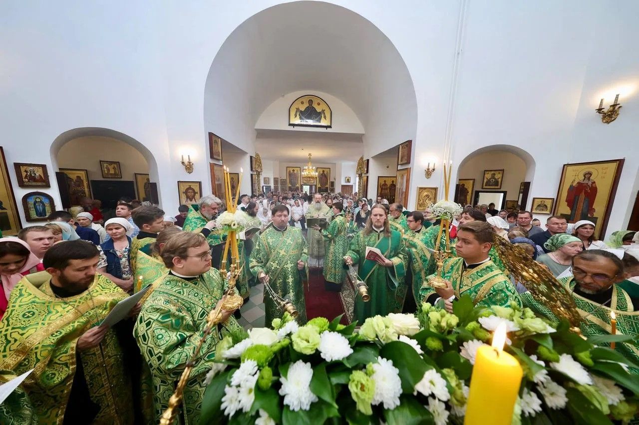 В канун престольного праздника митрополит Кирилл совершил всенощное бдение в Серафимовском храме Казани