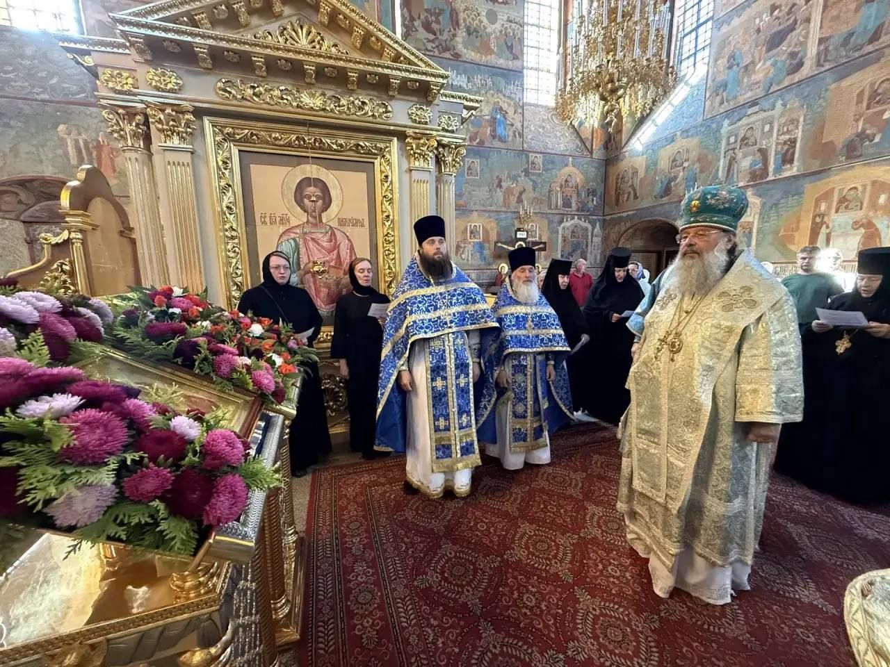 В праздник Смоленской иконы Божией Матери митрополит Кирилл совершил Литургию в Введенском Толгском монастыре города Ярославля