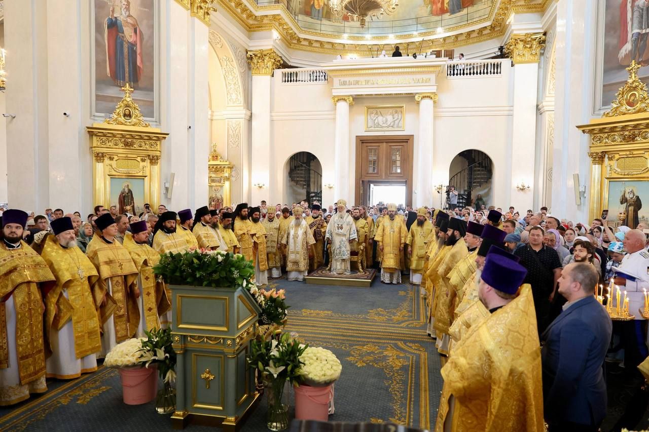 В Неделю 12-ю по Пятидесятнице митрополит Керкирский Нектарий и митрополит Казанский Кирилл совершили Литургию в Казанском соборе