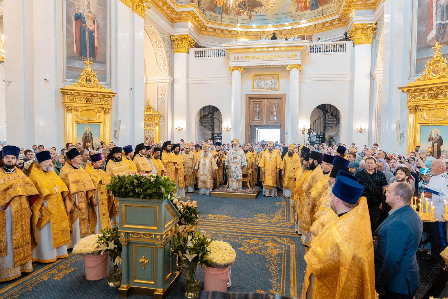 В Неделю 12-ю по Пятидесятнице митрополит Керкирский Нектарий и митрополит Казанский Кирилл совершили Литургию в Казанском соборе
