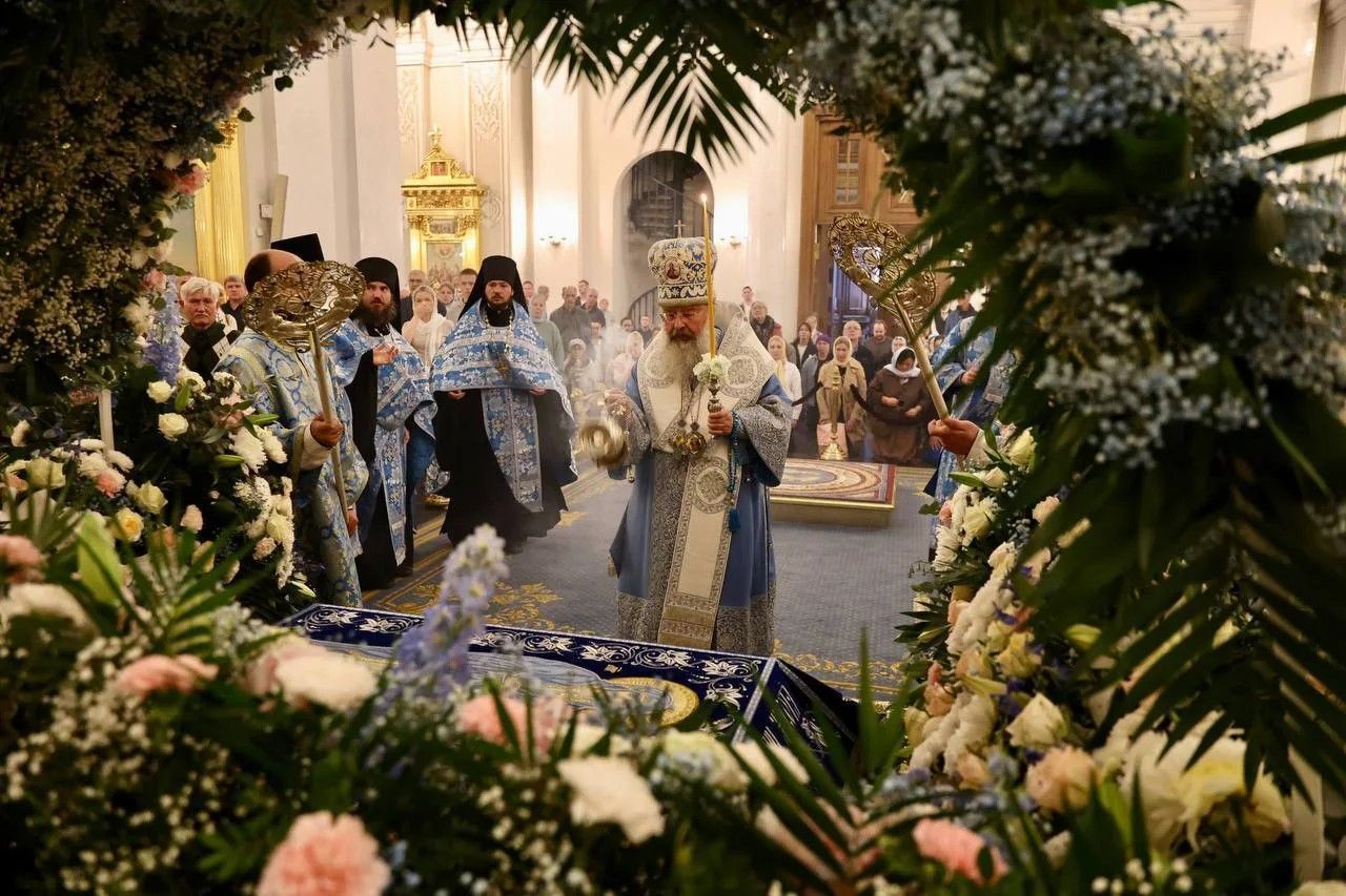 В канун праздника Успения Божией Матери митрополит Кирилл совершил всенощное бдение в Казанском кафедральном соборе