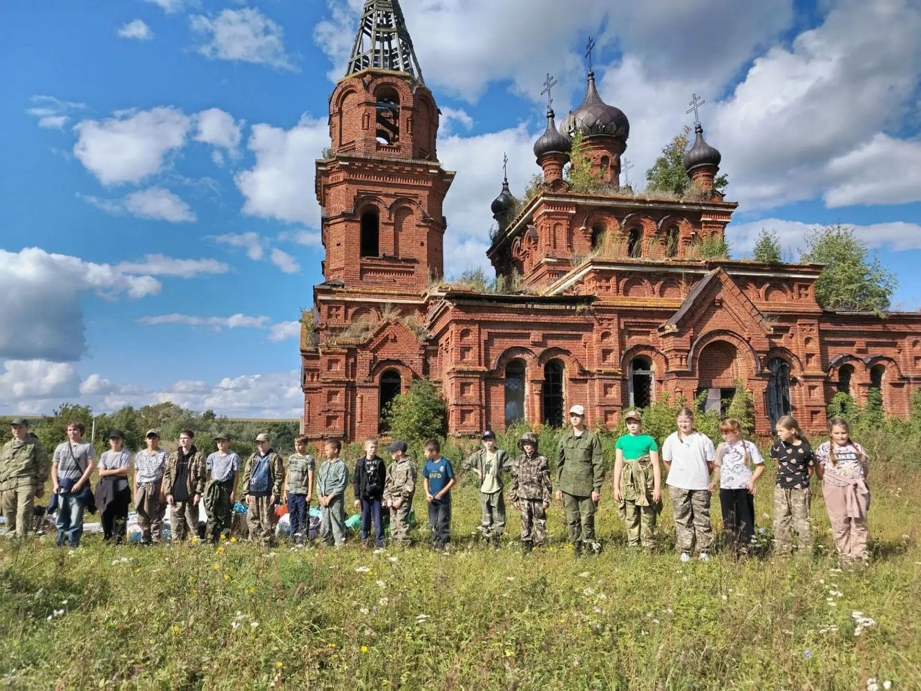 Участники детско-подростковой экспедиции «Возвращаясь, созидаем» оказали помощь старинному храму
