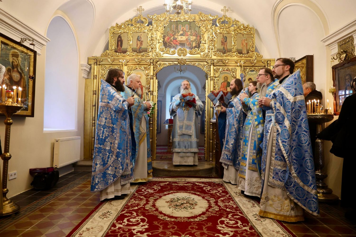 В праздник иконы Божией Матери «Неопалимая Купина» митрополит Кирилл совершил Литургию в нижнем храме Петропавловского собора Казани
