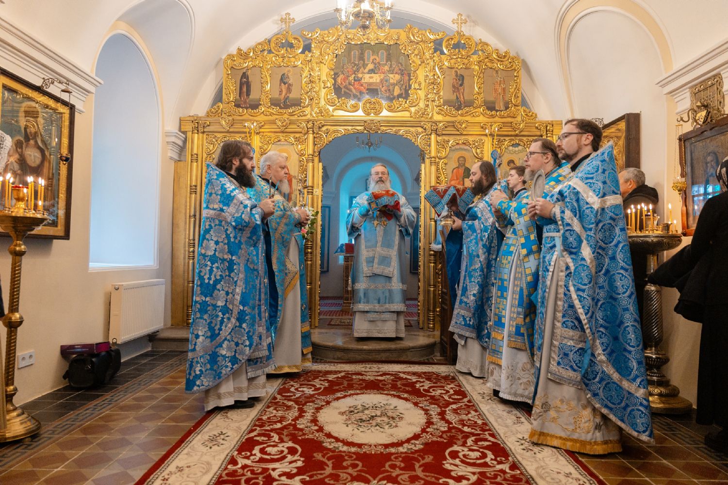 В праздник иконы Божией Матери «Неопалимая Купина» митрополит Кирилл совершил Литургию в нижнем храме Петропавловского собора Казани