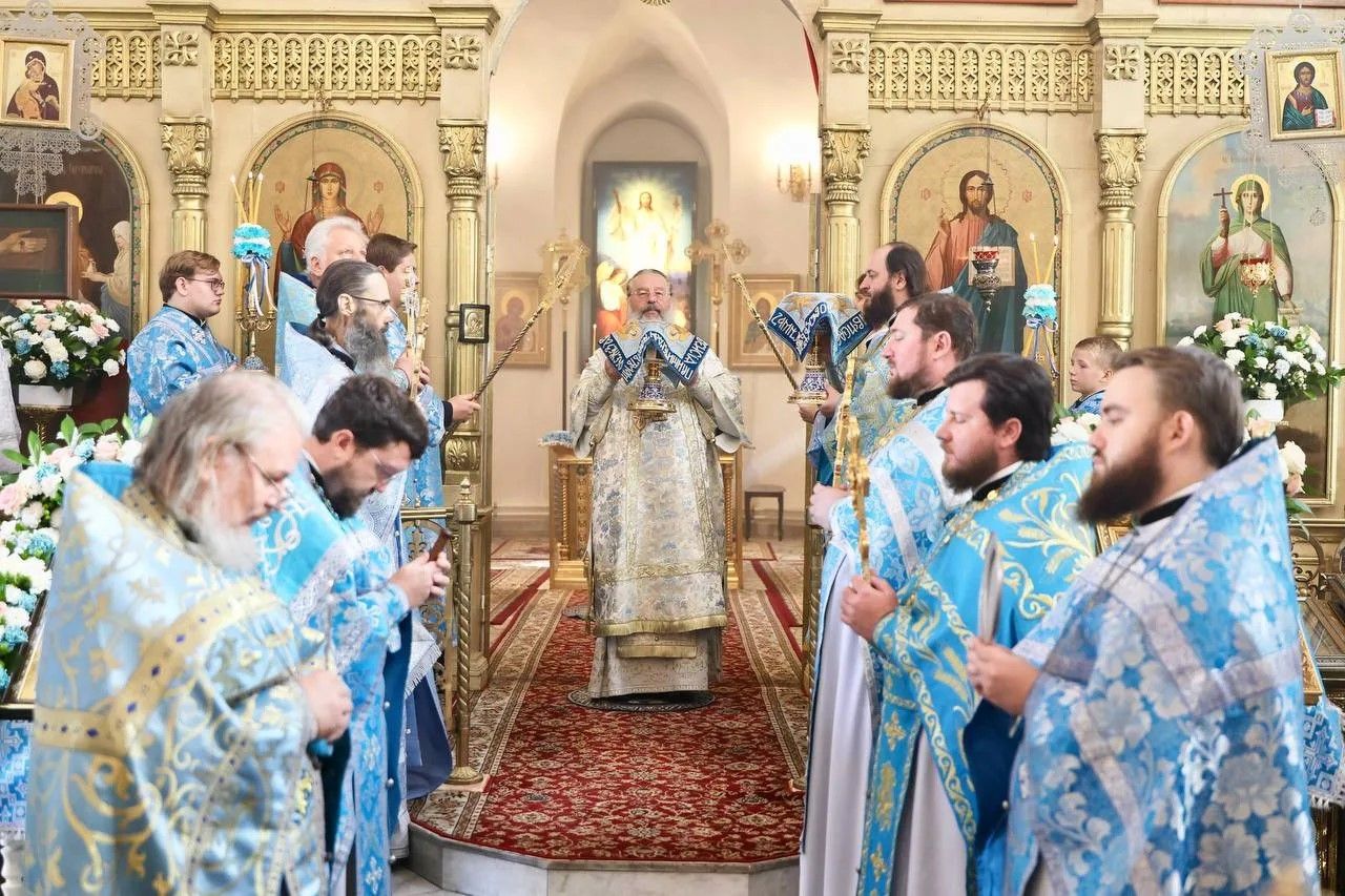 В праздник Рождества Пресвятой Богородицы митрополит Кирилл совершил Литургию в Пятницком храме Казани