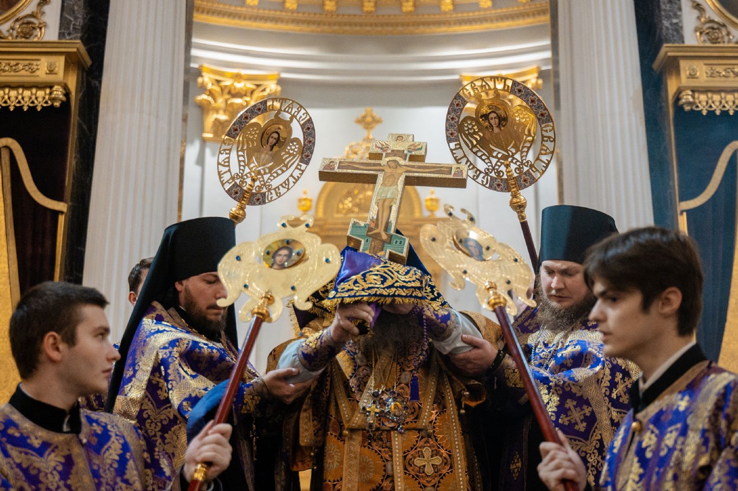 В канун праздника Воздвижения Креста Господня митрополит Кирилл совершил всенощное бдение в Казанском кафедральном соборе