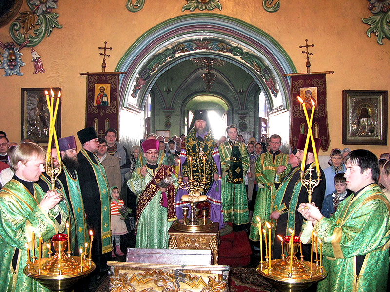 В Неделю ваий архиепископ Анастасий совершил праздничные богослужения в Петропавловском кафедральном соборе