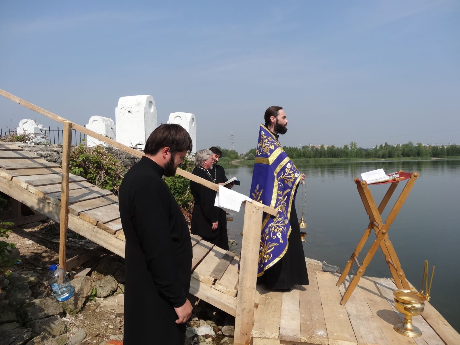В день празднования изнесения Честных Древ Животворящего Креста Господня, в Казани состоялось освящение вод реки Казанки (фото)