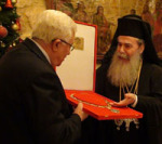 Иерусалимский Патриарх наградил президента Палестины Большим крестом Святого Гроба