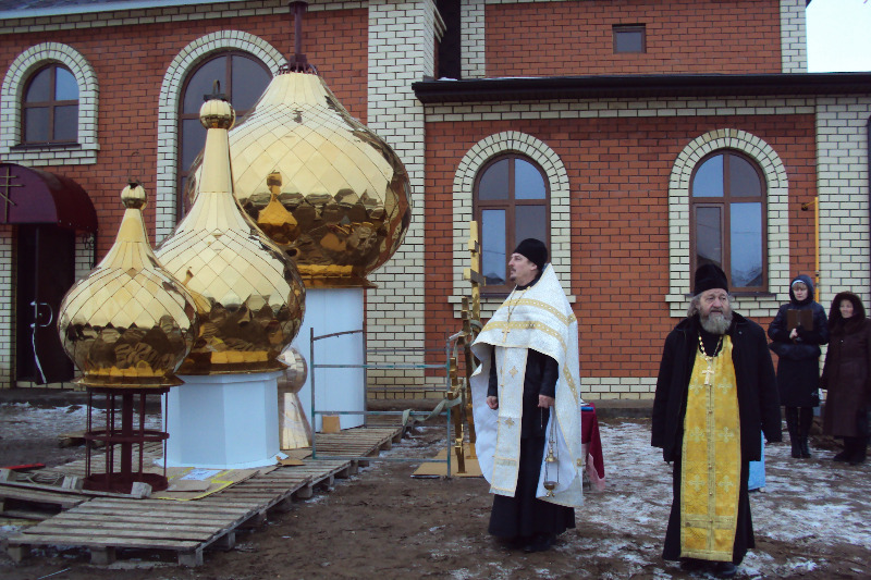 В селе Слобода Петропавловская Чистопольской епархии освятили крест и купола для строящегося храма (фото)