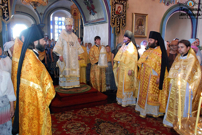 Архиепископ Анастасий возглавил престольные торжества в Петропавловском соборе