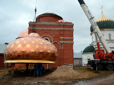 На здание строящегося храма в честь прп. Андрея Рублева в г. Набережные Челны установлен купол (фото)