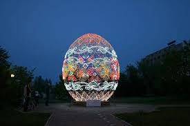 В Одесской области установили самое большое в мире светящееся пасхальное яйцо
