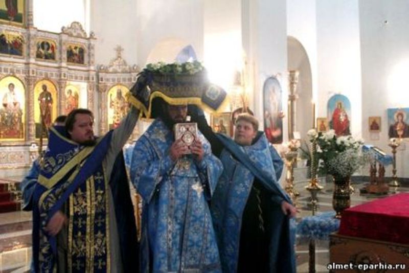 В храмах Альметьевской епархии совершили чин погребения Плащаницы Божией Матери. (фото)