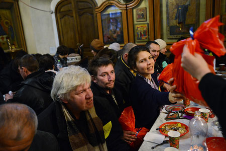 Около трехсот бездомных угостили рождественским обедом в одном из московских храмов