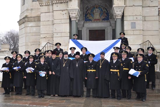 В Севастополе совершено освящение Андреевских флагов кораблей и судов Черноморского флота РФ