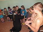 Соборное крещение детей совершили в закрытом туберкулезном санатории в Карасукской епархии.