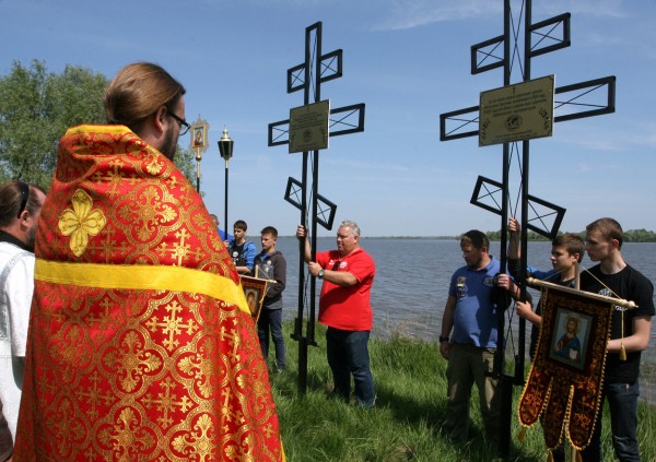 У берегов Куйбышевского водохранилища, недалеко от затопленных храмов установили поклонные кресты (фото)