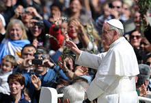 70 000 человек собрались на площади св. Петра, чтобы помолится вместе с Папой Франциском о мире в Сирии