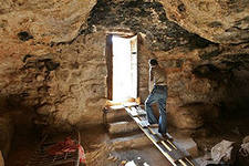 Под Харьковом археологами обнаружен пещерный скит с храмом