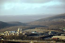 Олимпийский огонь в Мурманске посетил подворье Трифонов-Печенгского монастыря