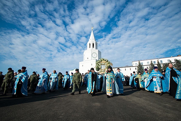 Тысячи верующих прошли крестным ходом на место явления Казанской иконы Божией Матери