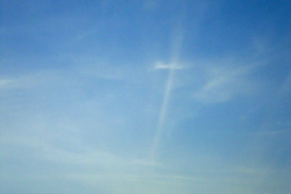 Православный крест из облаков появился в небе над Мариуполем
