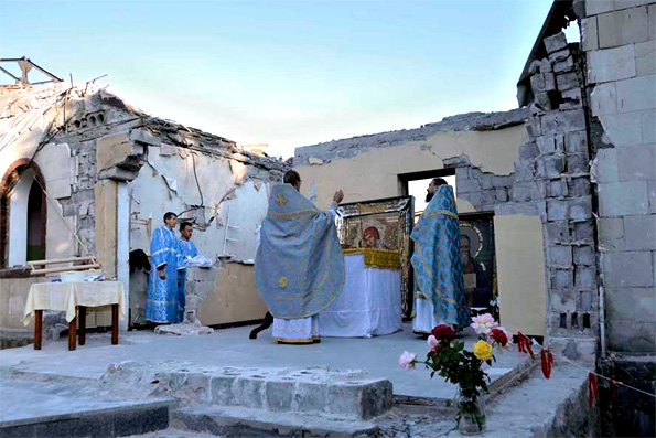 Богослужения идут на руинах храма