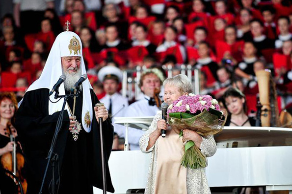 Патриарх Кирилл наградил Александру Пахмутову орденом княгини Ольги